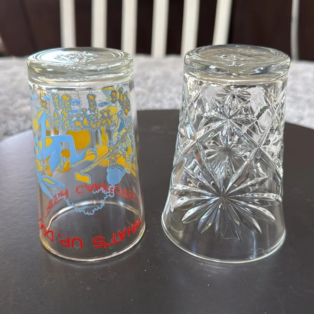 Vintage 1974 Warner Bros. Welchs Jelly Juice Glass featuring Bugs Bunny Cartoon‎
